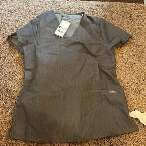 FIGS XS GREY 3 POCKET SCUB TOP, brand new and never worn.